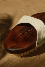 HERB MARKET BOTANICALS - Brosse à sec pour le corps - Bois de hêtre durable - Soins corps | Samara & Co
