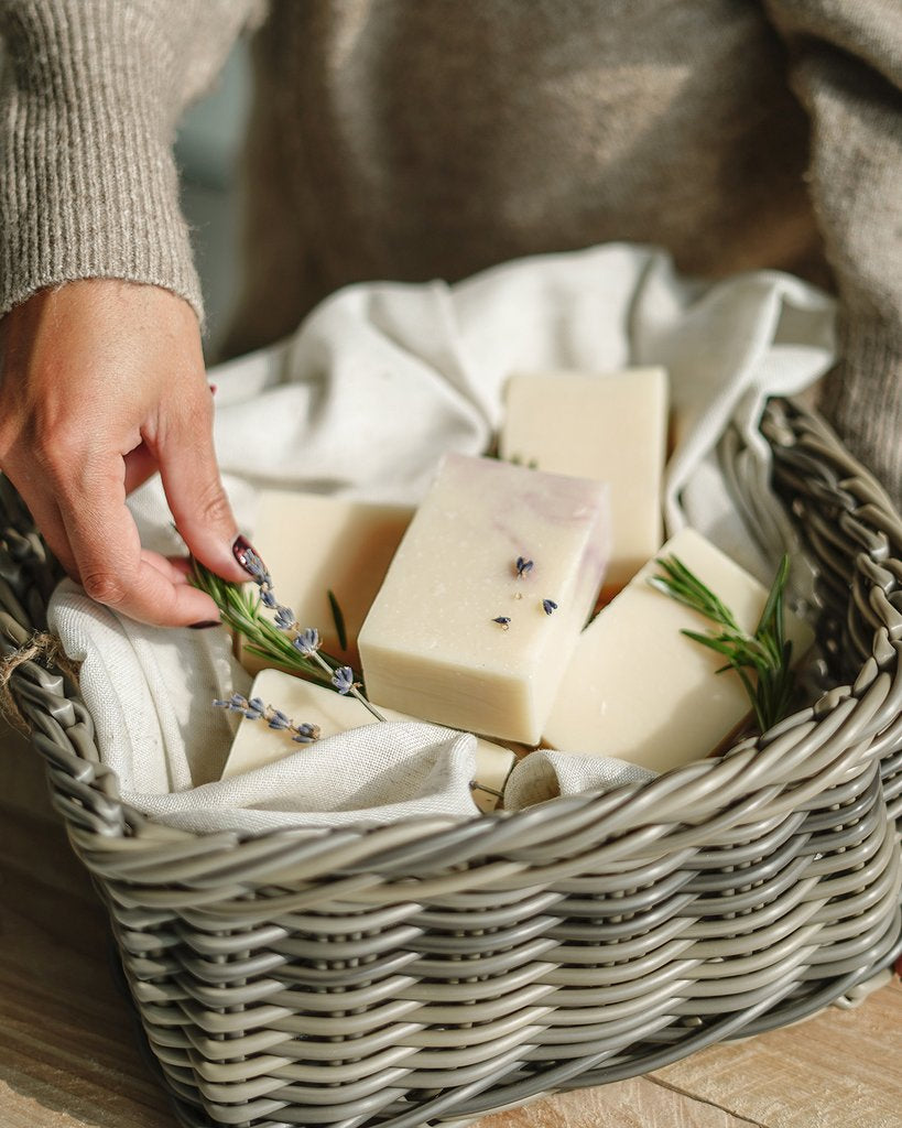 BLEU LAVANDE - Savon artisanal naturel Lavande-Bois de hô-Romarin - Soins corps | Samara & Co